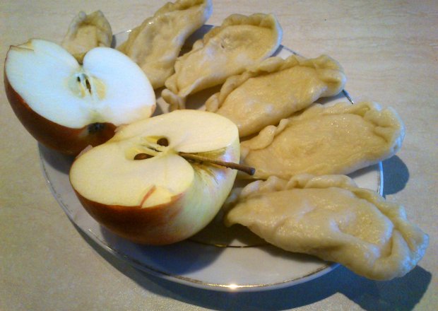 Fotografia przedstawiająca Pierogi z jabłkami