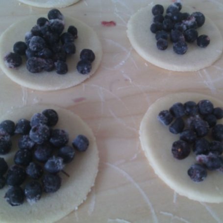 Krok 2 - Pierogi z jagodami foto