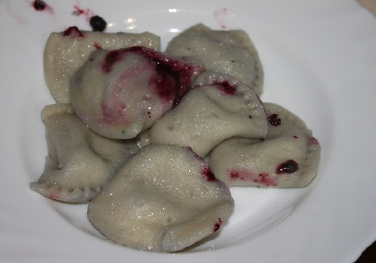 Pierogi z jagodami foto