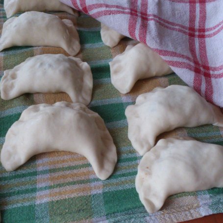 Krok 6 - Pierogi z kapustą, grzybami i golonką foto