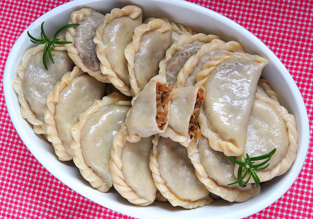 Pierogi z kapustą i grzybami leśnymi foto