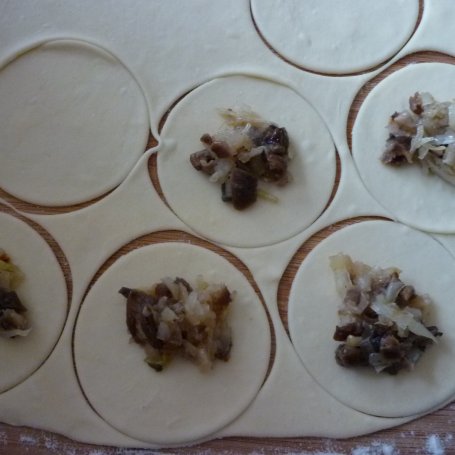 Krok 5 - Pierogi z kapustą i grzybami foto
