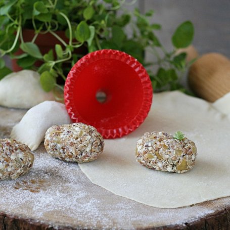 Krok 2 - Pierogi z kaszą gryczaną boczkiem i twarogiem foto