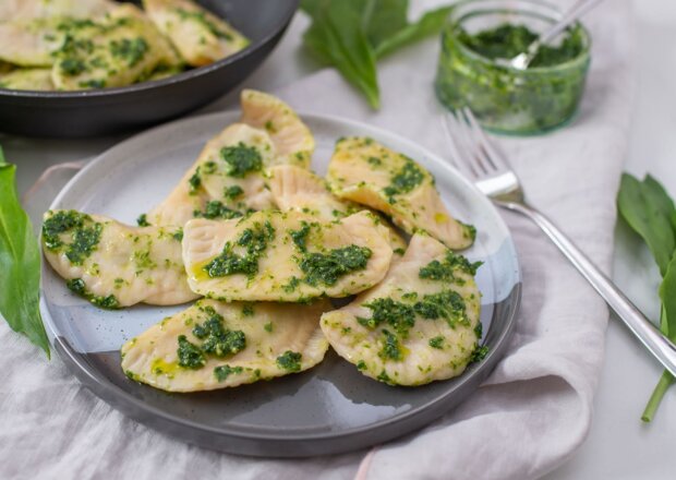 Fotografia przedstawiająca Pierogi z kaszą gryczaną, serem i czosnkiem niedźwiedzim