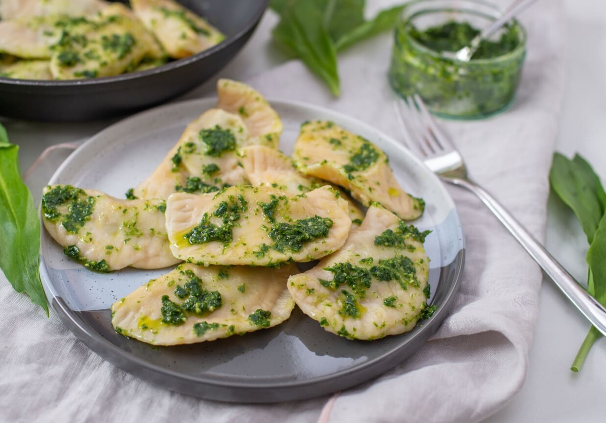 Pierogi z kaszą gryczaną, serem i czosnkiem niedźwiedzim foto