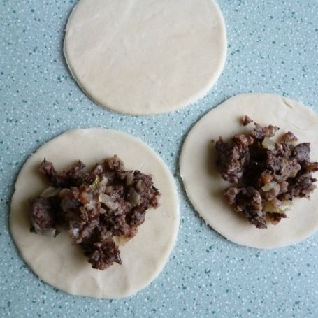 Krok 4 - Pierogi z kaszanką i leśnymi grzybami foto