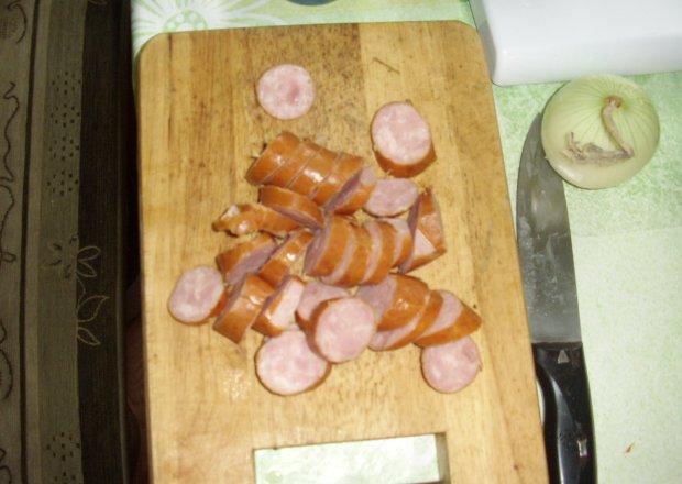 Fotografia przedstawiająca pierogi z kiełbasą, ziemniakami i cebulką