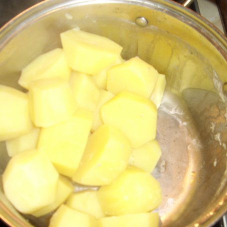 Krok 1 - pierogi z kiełbasą, ziemniakami i cebulką foto