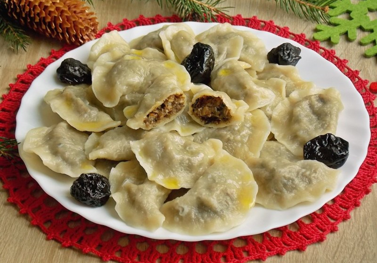 Pierogi z kiszoną kapustą, grzybami i suszonymi śliwkami foto