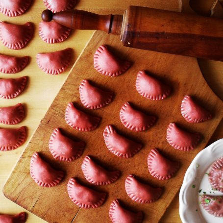 Krok 4 - Pierogi z kurczakiem barwione burakiem foto