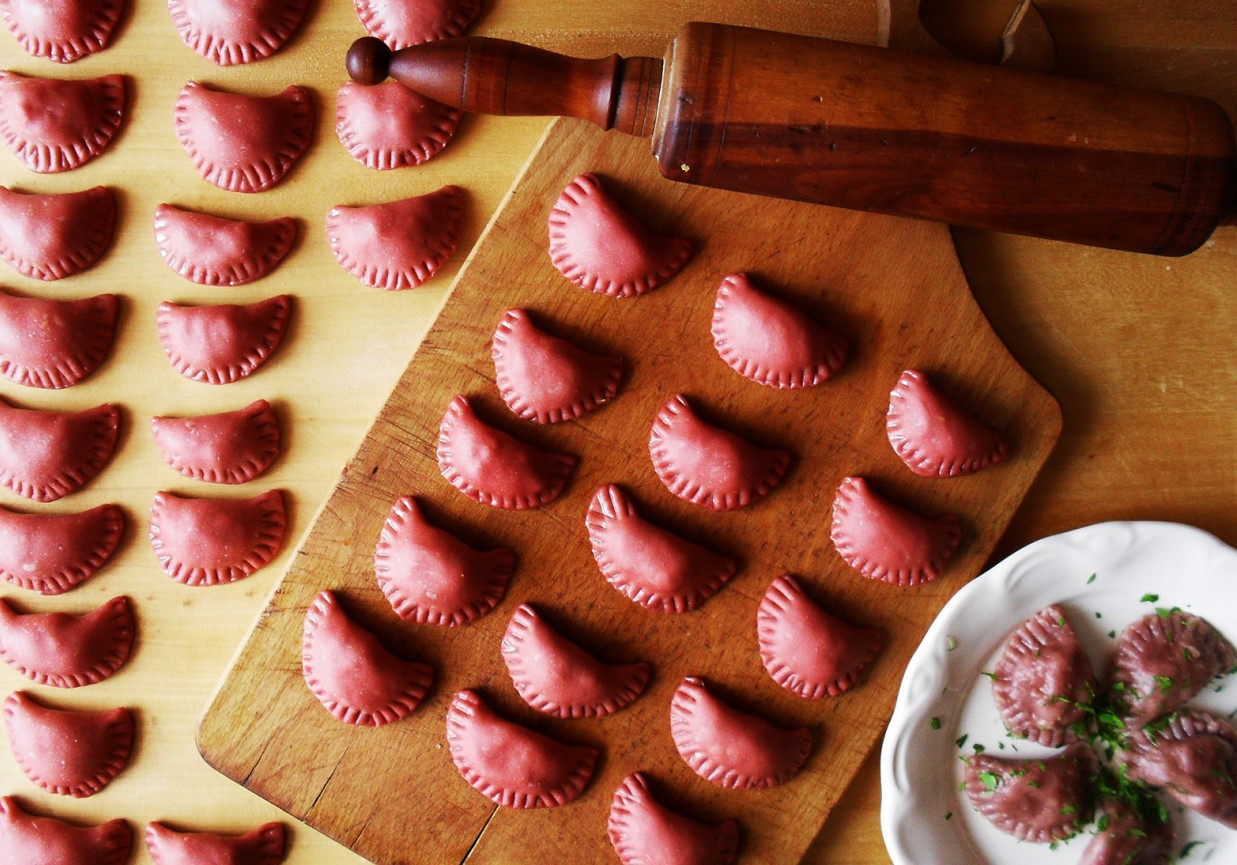 Pierogi z kurczakiem barwione burakiem foto