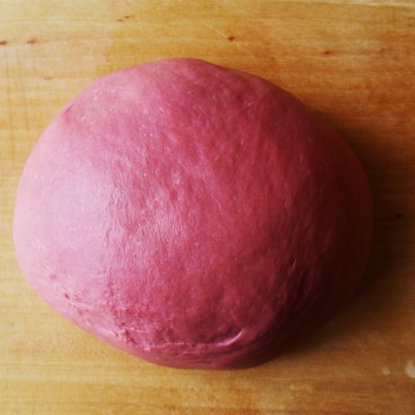 Krok 1 - Pierogi z kurczakiem barwione burakiem foto