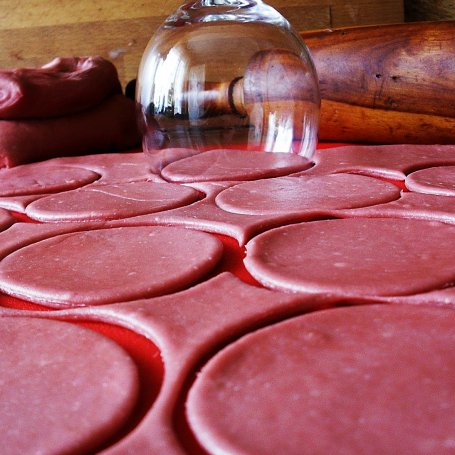 Krok 3 - Pierogi z kurczakiem barwione burakiem foto