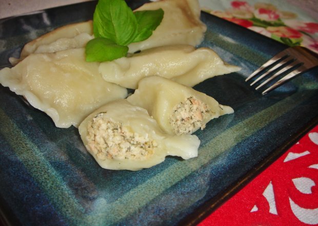 Fotografia przedstawiająca Pierogi z łososiem, serem i koperkiem