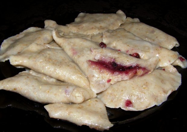 Fotografia przedstawiająca pierogi z mąką żytnio-pszenną z jagodami