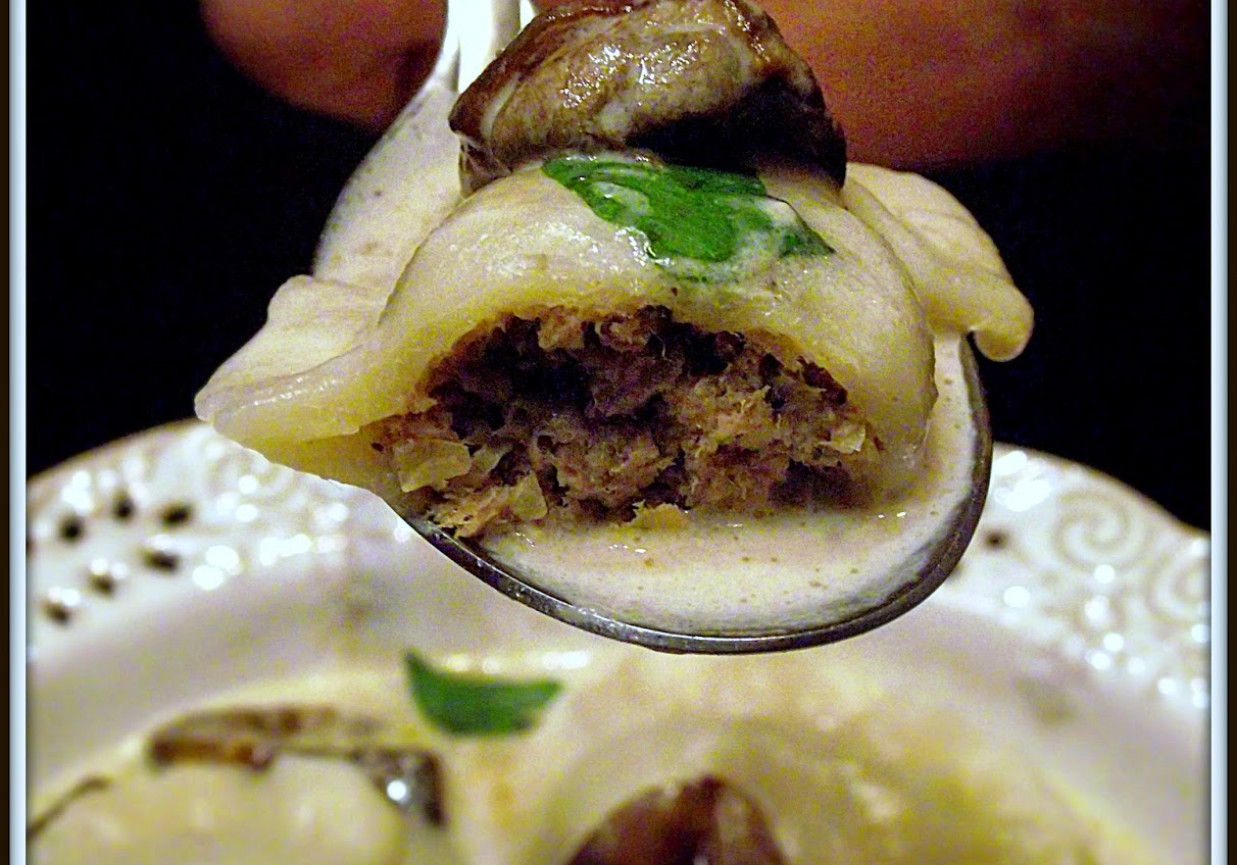Pierogi z mięsem i kapustą kiszoną w sosie grzybowo - bazyliowym foto