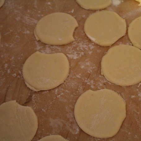 Krok 4 - Pierogi z mięsem i kaszą jęczmienną foto
