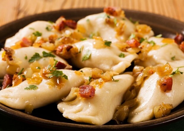 Fotografia przedstawiająca Pierogi z mięsem i kiszoną kapustą