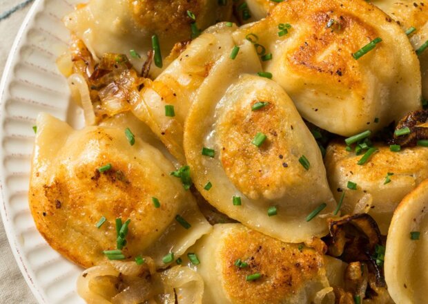 Fotografia przedstawiająca Pierogi z mięsem i pieczarkami