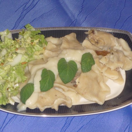 Krok 8 - Pierogi z mięsem i smażonymi maślakami w sosie kalafiorowym foto
