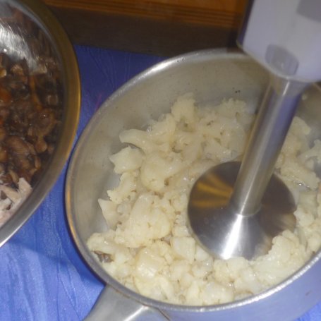 Krok 1 - Pierogi z mięsem i smażonymi maślakami w sosie kalafiorowym foto
