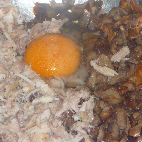 Krok 3 - Pierogi z mięsem i smażonymi maślakami w sosie kalafiorowym foto