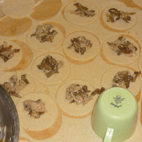Krok 5 - Pierogi z mięsem i smażonymi maślakami w sosie kalafiorowym foto