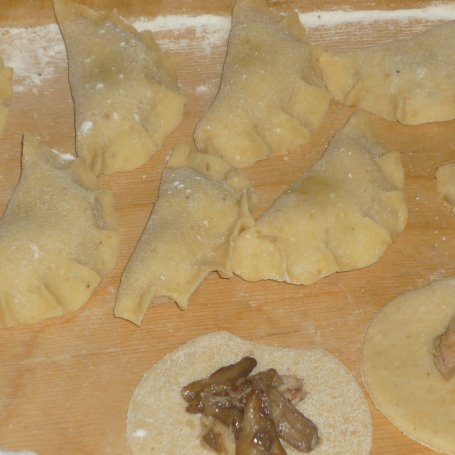 Krok 6 - Pierogi z mięsem i smażonymi maślakami w sosie kalafiorowym foto
