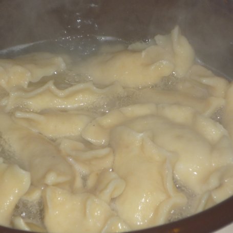 Krok 7 - Pierogi z mięsem i smażonymi maślakami w sosie kalafiorowym foto