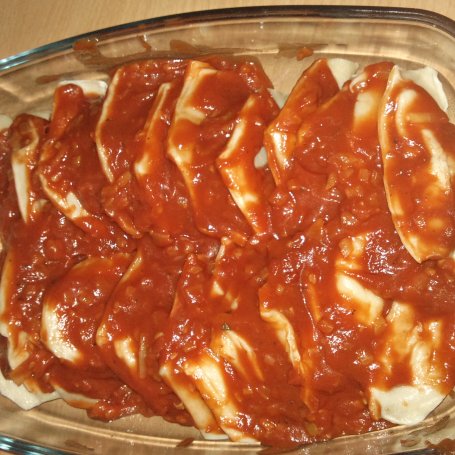 Krok 3 - Pierogi z mięsem zapiekane w sosie pomidorowym foto