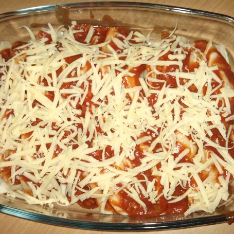 Krok 4 - Pierogi z mięsem zapiekane w sosie pomidorowym foto