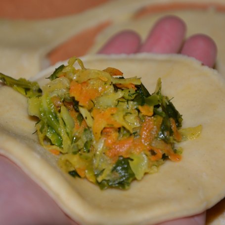 Krok 4 - Pierogi z młoda kapustą i kalarepą foto