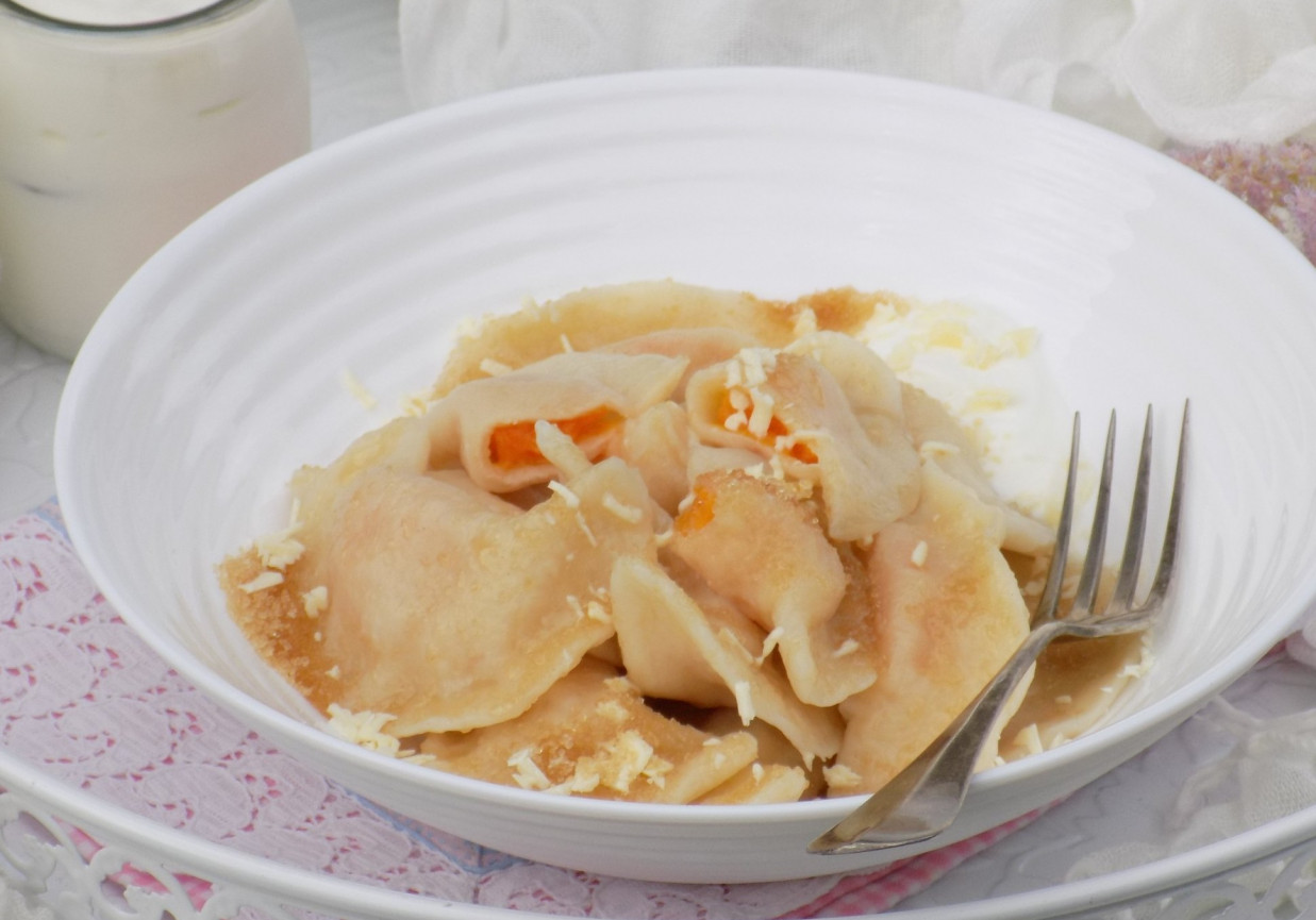 Pierogi z morelami, jogurtem naturalnym i białą czekoladą foto
