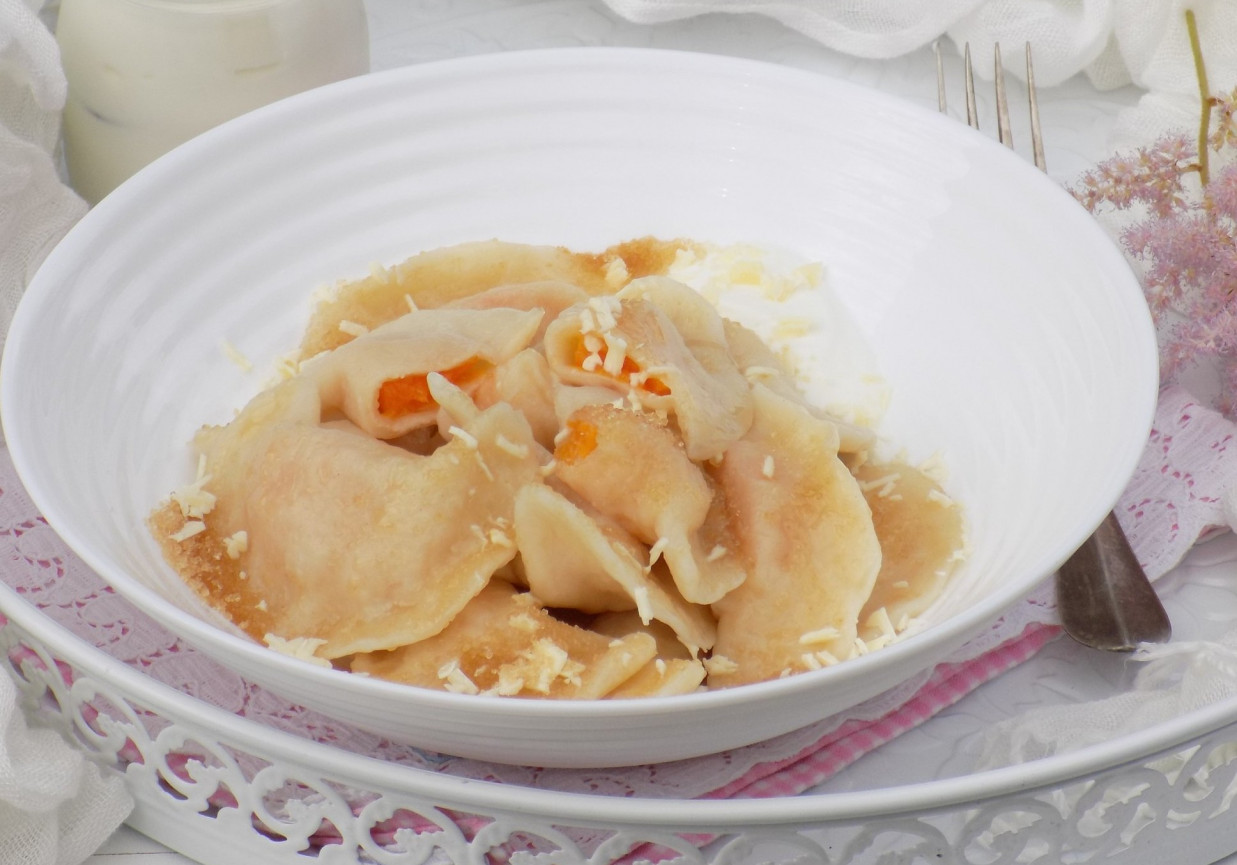 Pierogi z morelami, jogurtem naturalnym i białą czekoladą foto