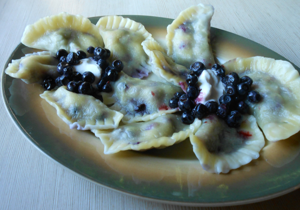 Pierogi z mrożonymi jagodami foto