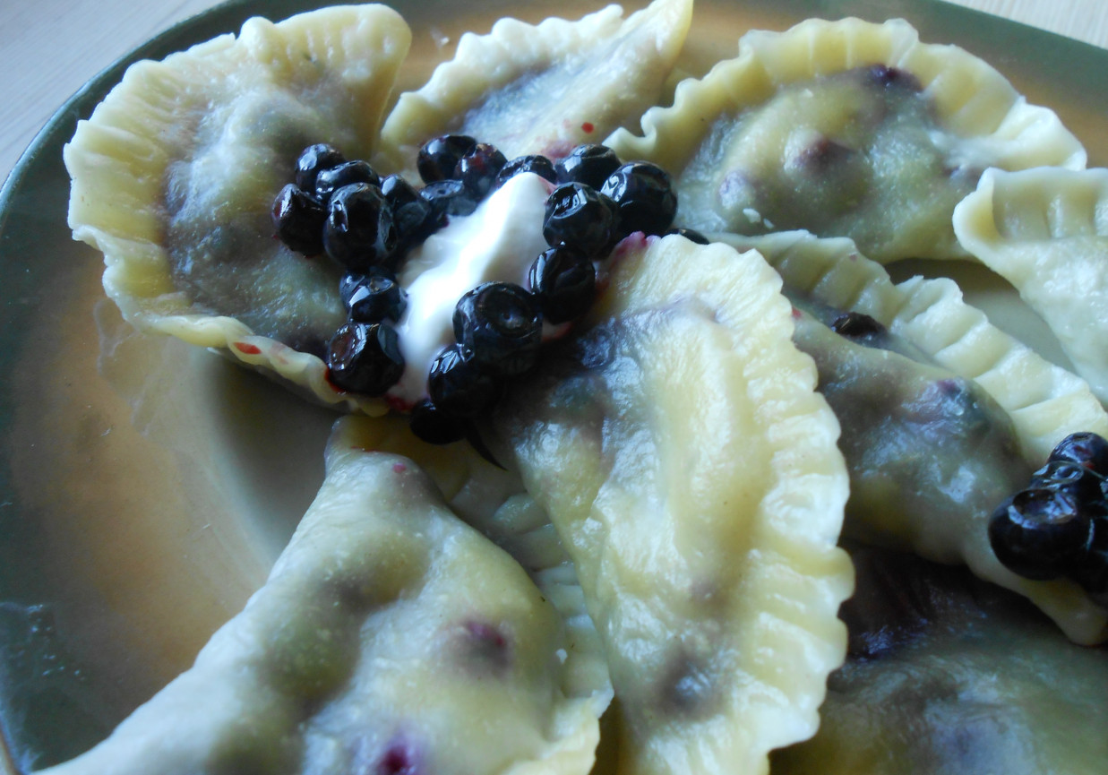 Pierogi z mrożonymi jagodami foto
