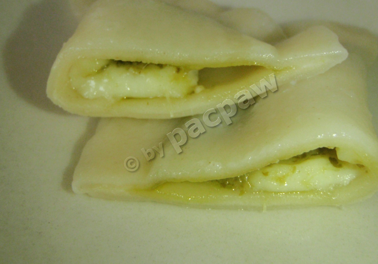 Pierogi z pesto alla genovese otulonym serem pleśniowym foto