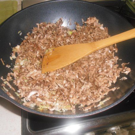 Krok 2 - Pierogi z pieczarkami i serem żółtym foto