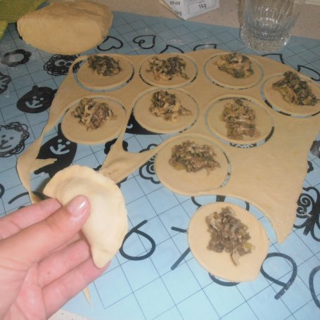 Krok 4 - Pierogi z pieczarkami i serem żółtym foto
