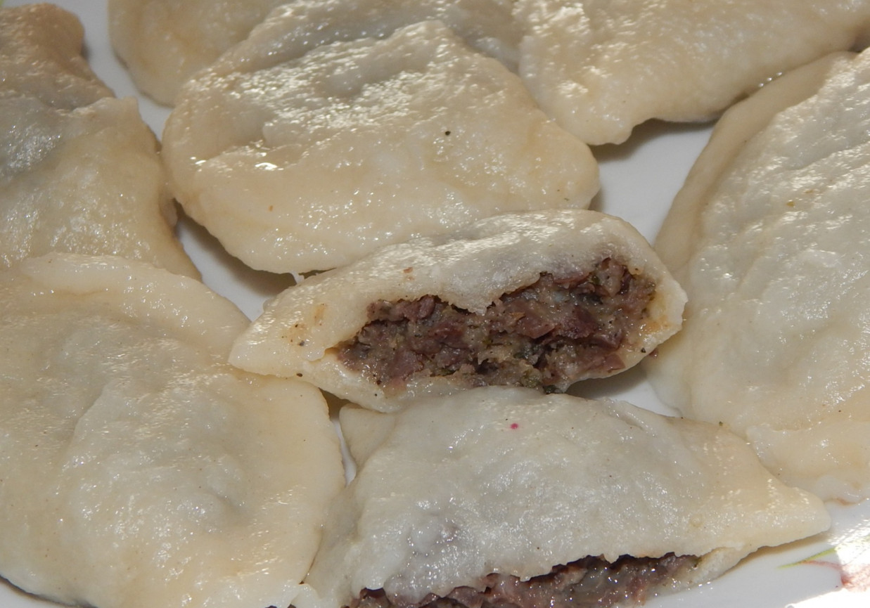 Pierogi z płuckami, wątróbką i pieczarkami foto