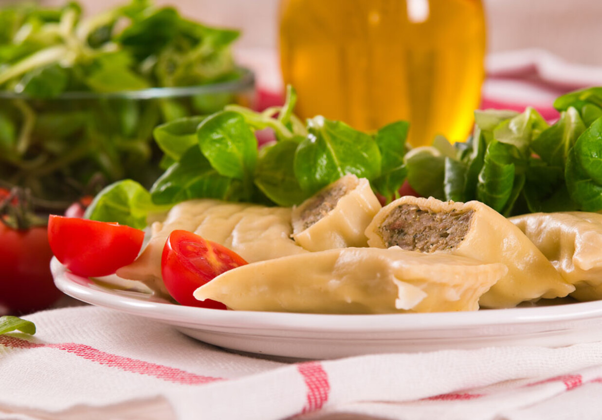 Pierogi z płuckami, wątróbką i pieczarkami foto