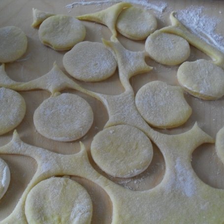 Krok 2 - Pierogi z serem i szpinakiem foto