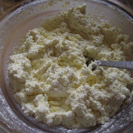 Krok 2 - Pierogi z serem i truskawkową polewą foto