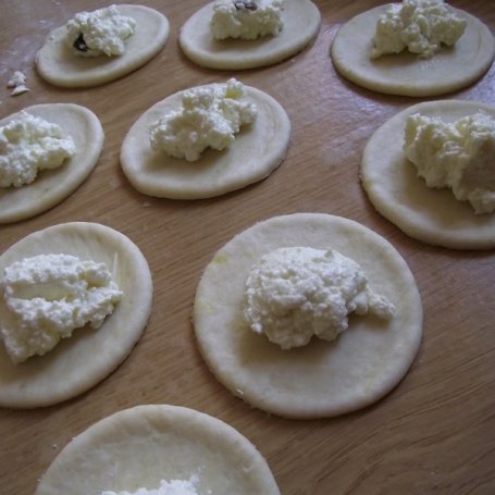 Krok 3 - Pierogi z serem i truskawkową polewą foto