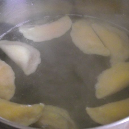 Krok 5 - Pierogi z serem i truskawkową polewą foto
