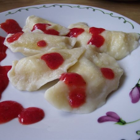 Krok 6 - Pierogi z serem i truskawkową polewą foto