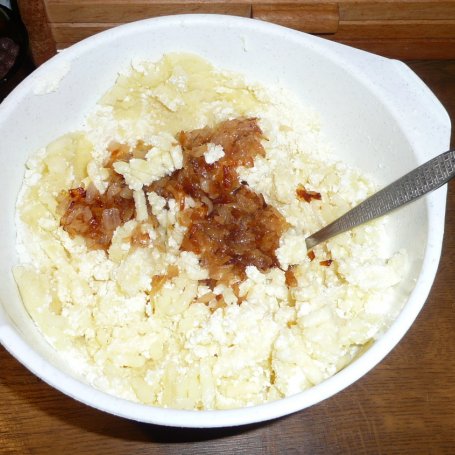 Krok 2 - Pierogi z serem i ziemniakami foto