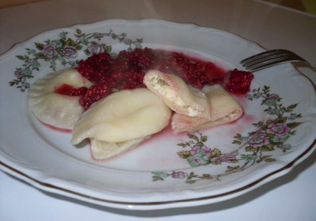 Pierogi z serem w sosiem malinowym foto