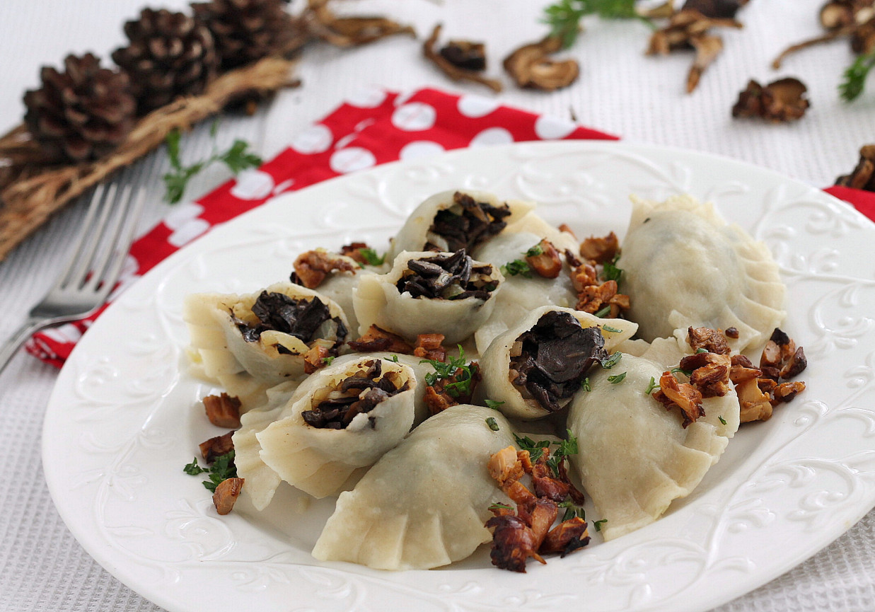 Pierogi z suszonymi grzybami foto