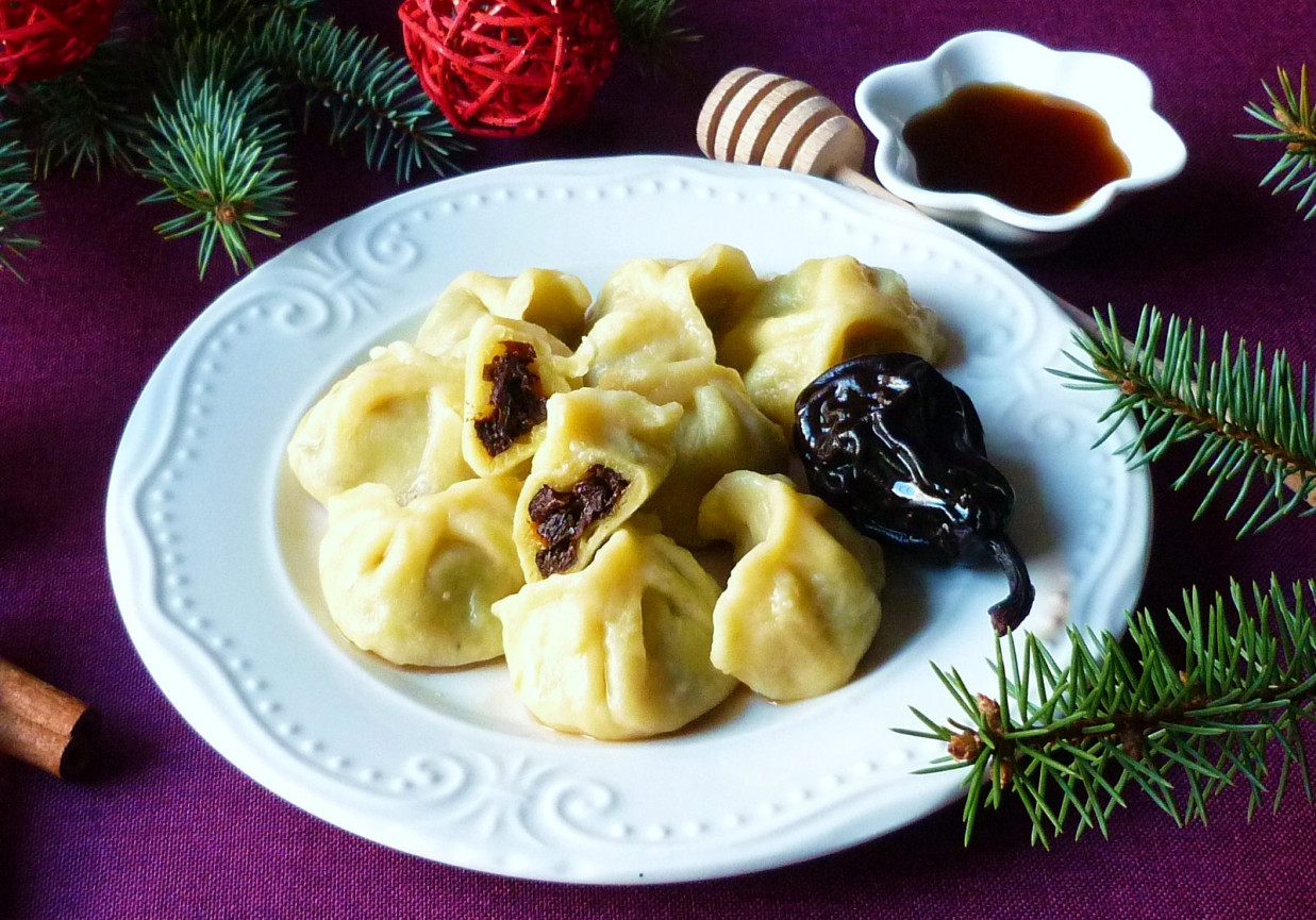 Pierogi z suszonymi owocami foto